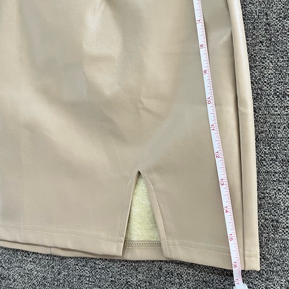 Lulu’s Corte Vegan Leather mini skirt - Picture 3 of 14